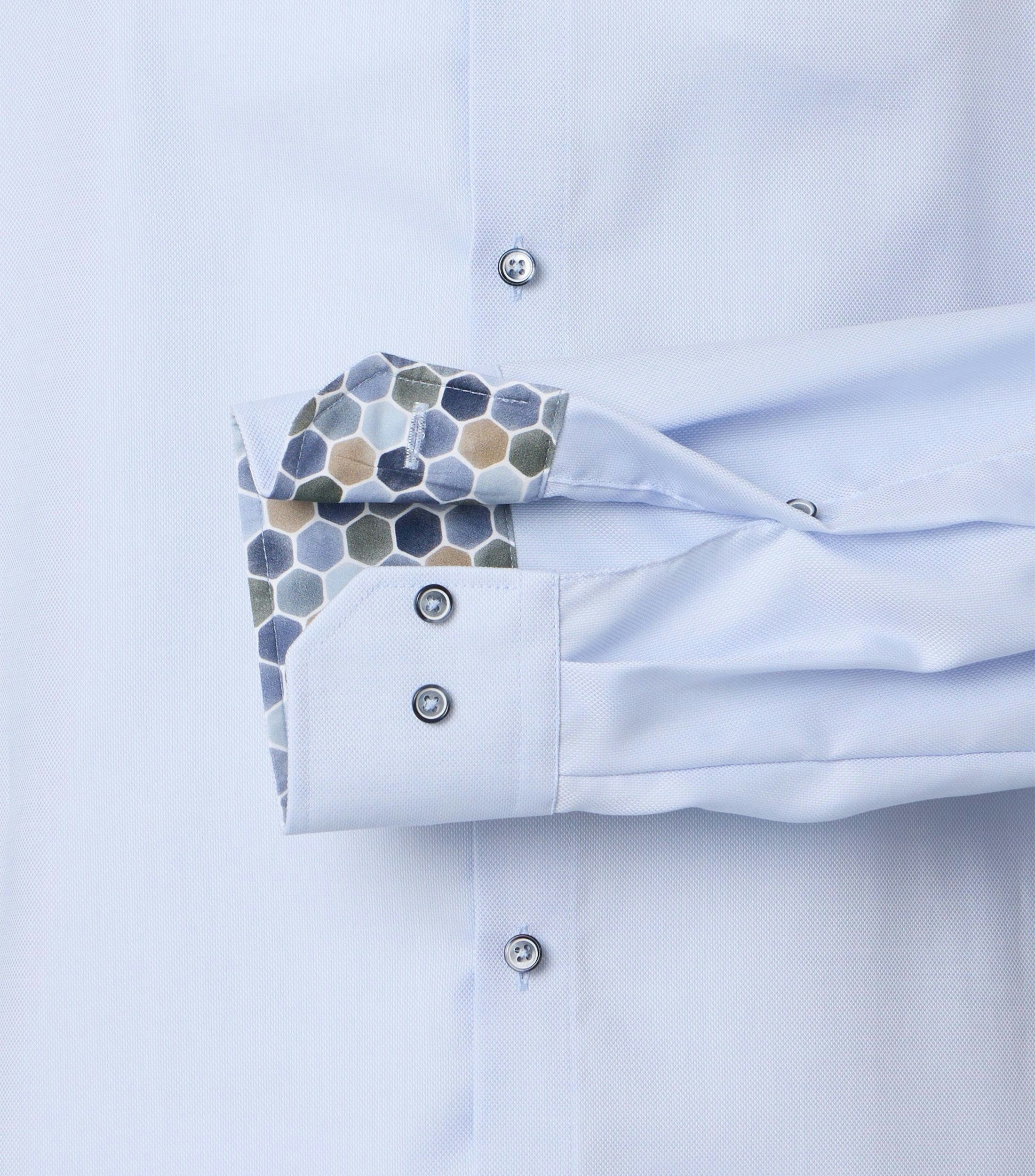 Ein Businesshemd im uni Muster in der Farbe Hellblau