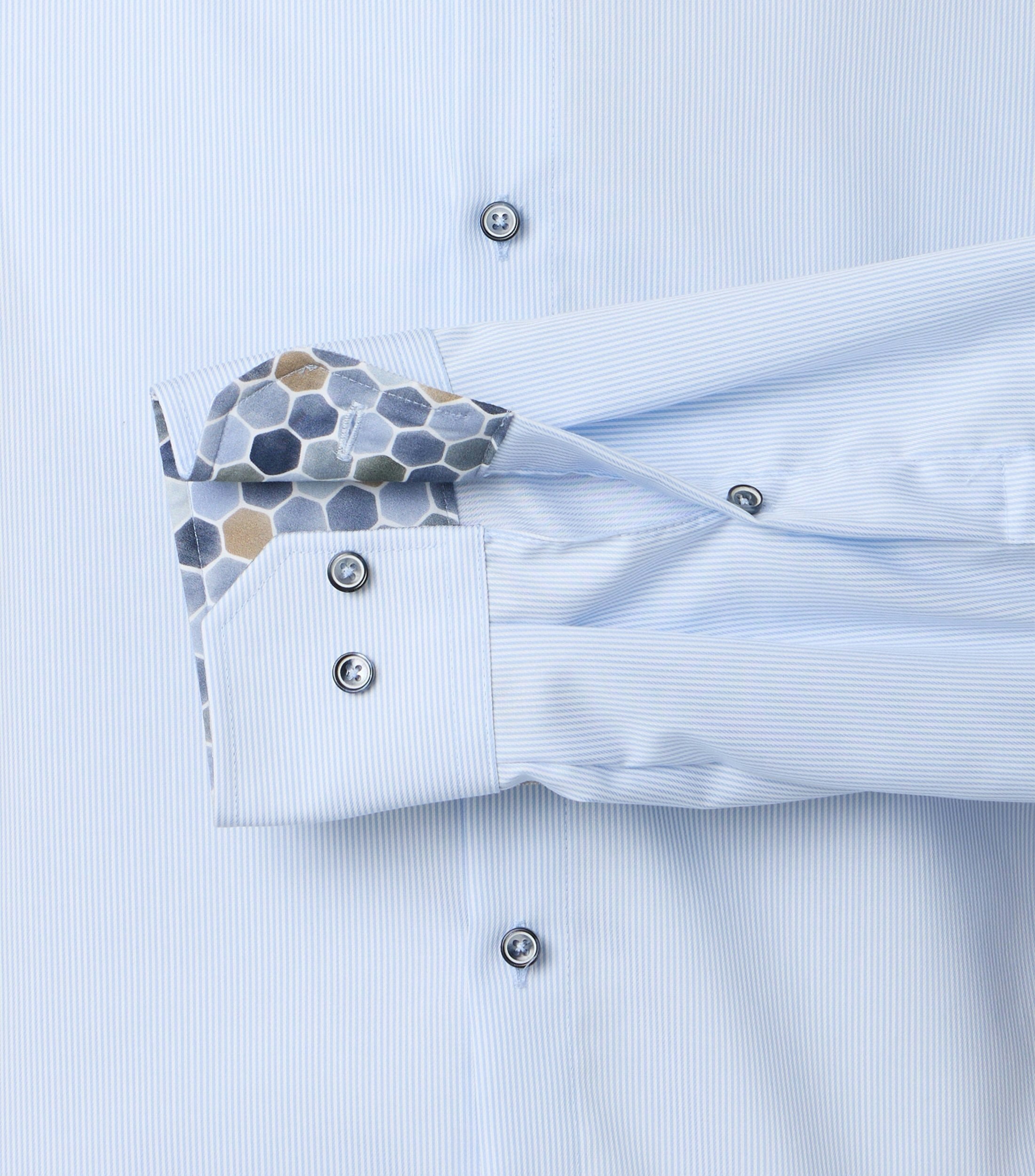 Ein Businesshemd im gestreift Muster in der Farbe Hellblau