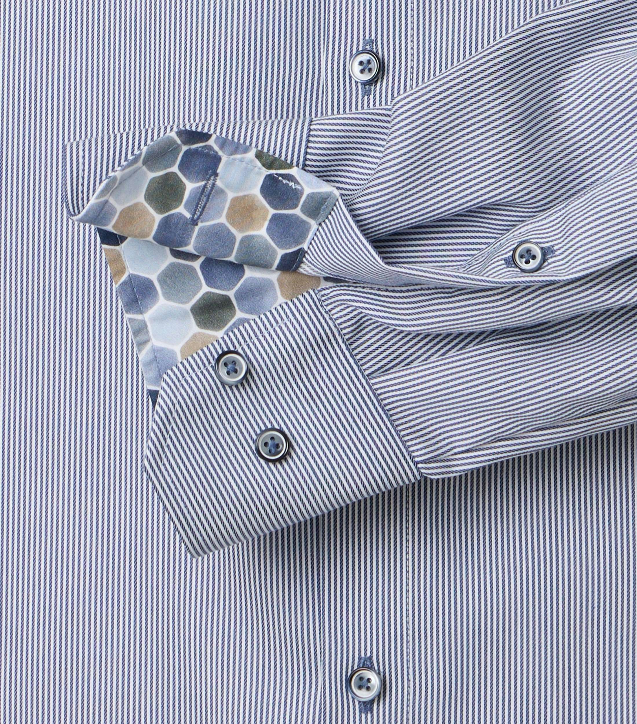 Ein Businesshemd im gestreift Muster in der Farbe Blau