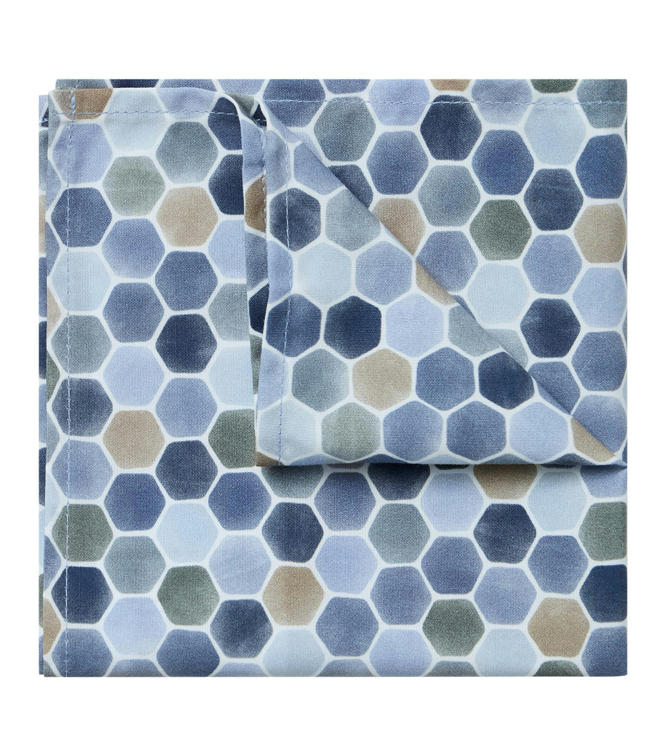 Eine Fliege und Einstecktuch im gemustert Muster in der Farbe blau