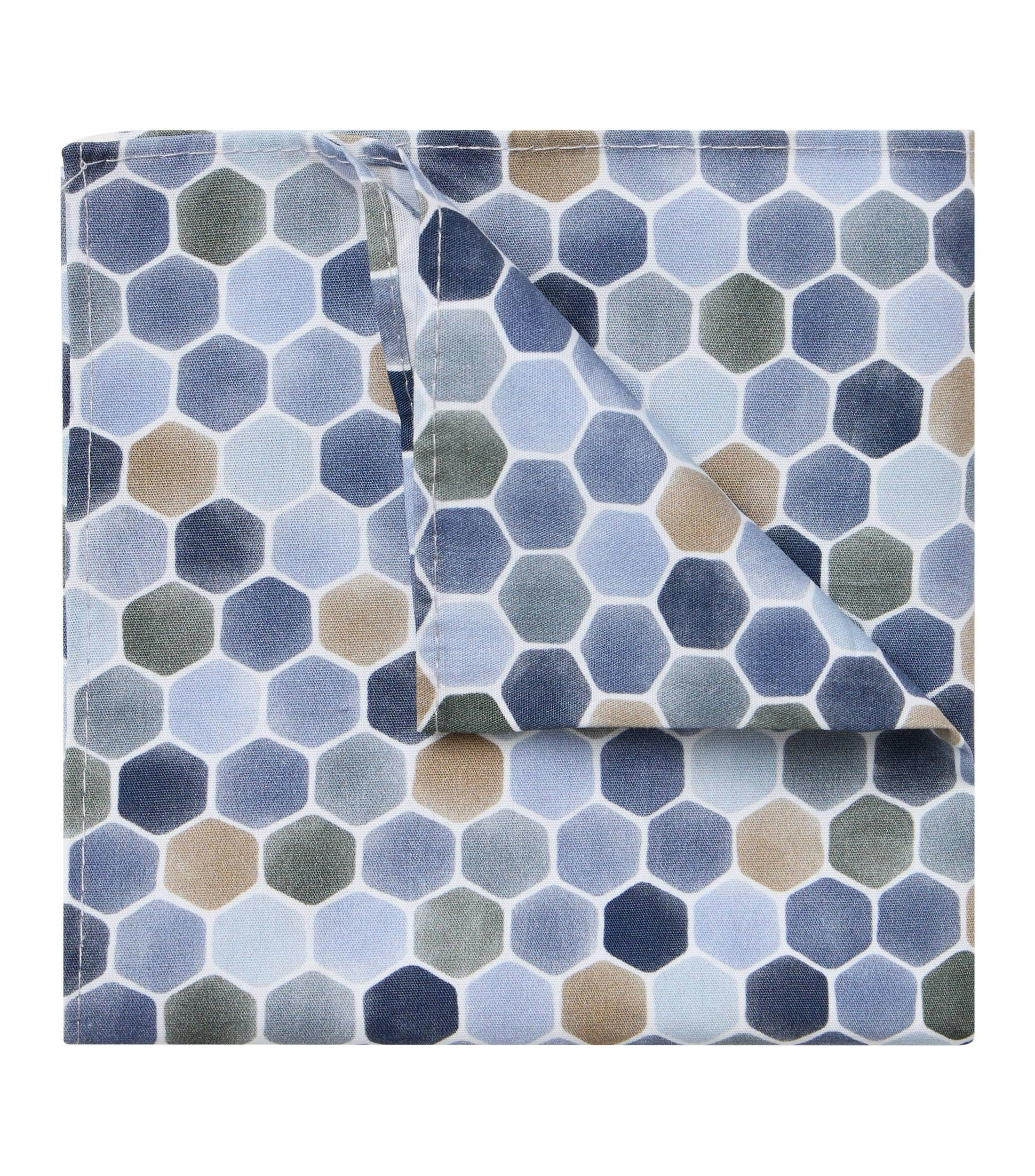 Eine Fliege und Einstecktuch im gemustert Muster in der Farbe blau