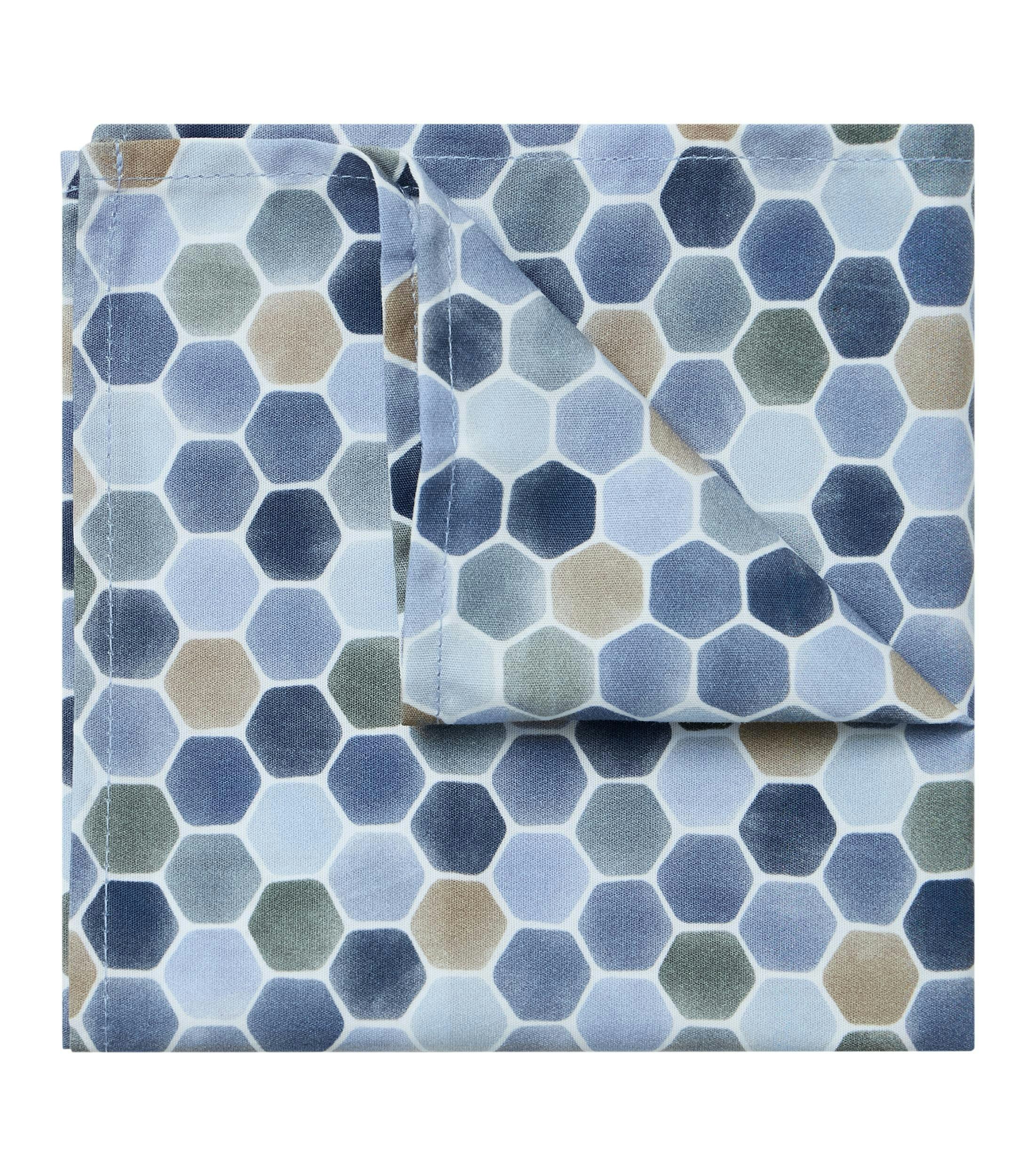 Eine Fliege und Einstecktuch im gemustert Muster in der Farbe blau