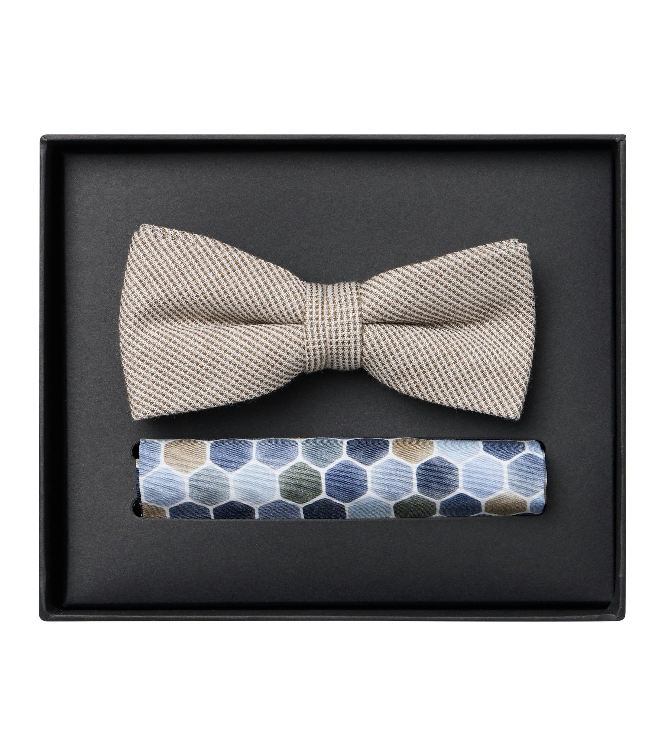 Eine Fliege und Einstecktuch im gemustert Muster in der Farbe Beige