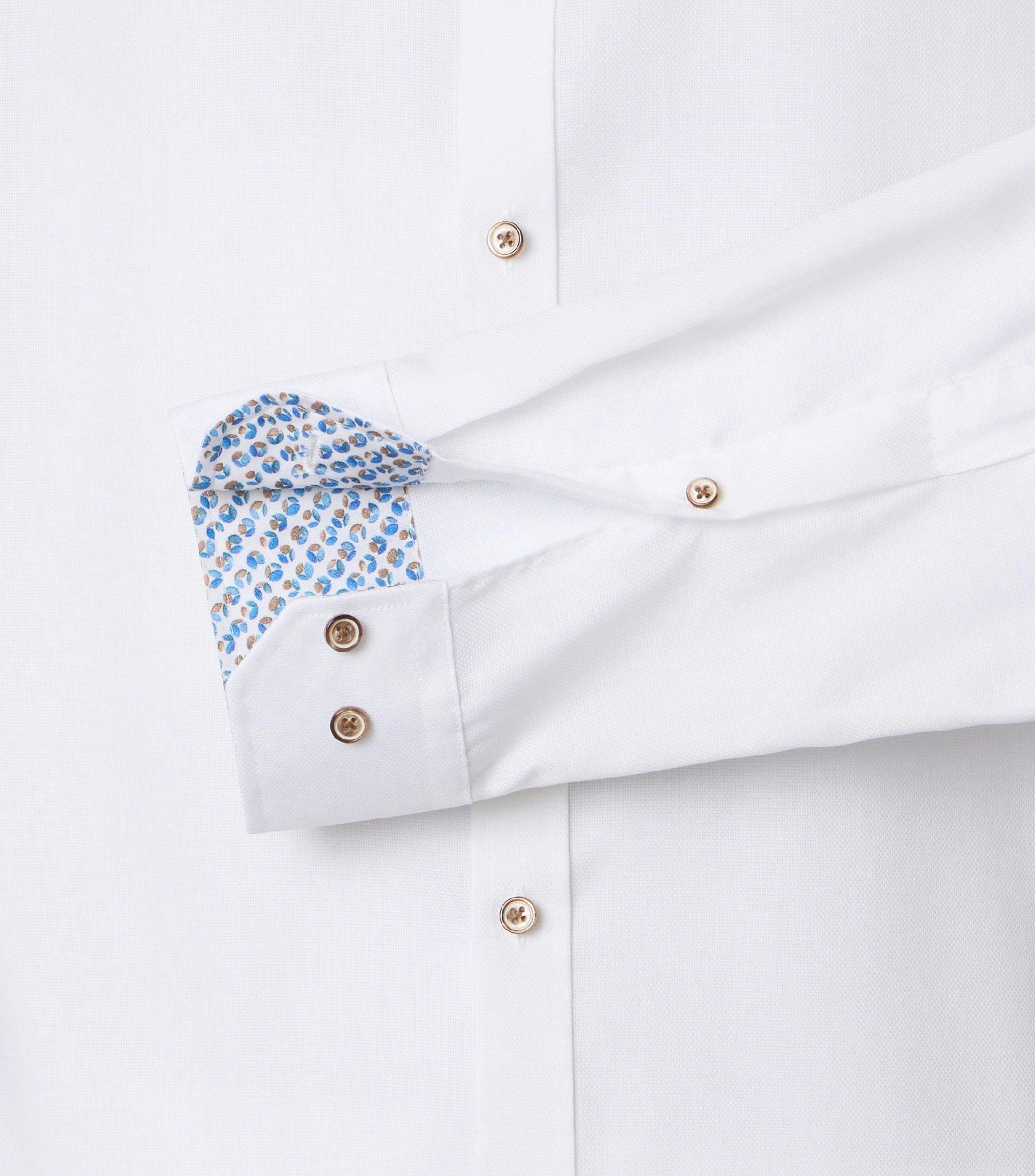 Ein Businesshemd im uni Muster in der Farbe Weiß