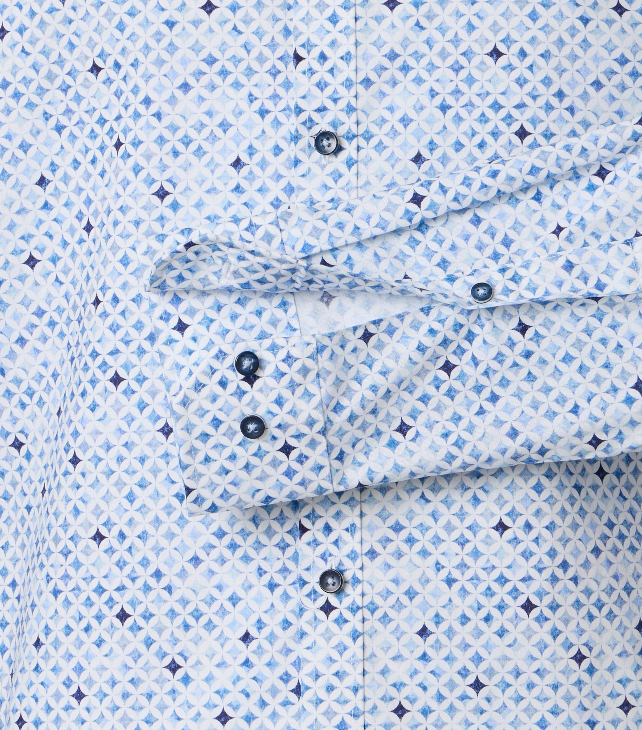 Ein Businesshemd im Print Muster in der Farbe Blau