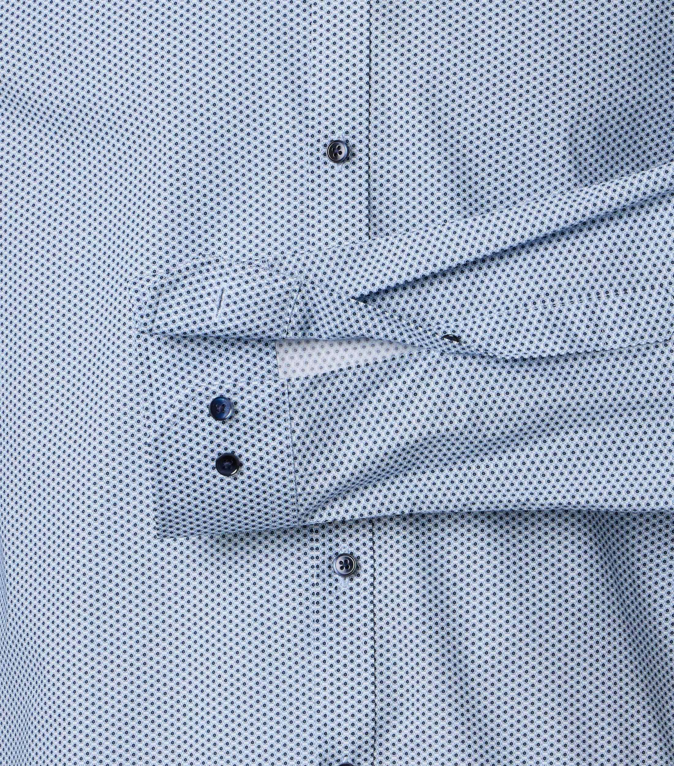 Ein Businesshemd im Print Muster in der Farbe Blau
