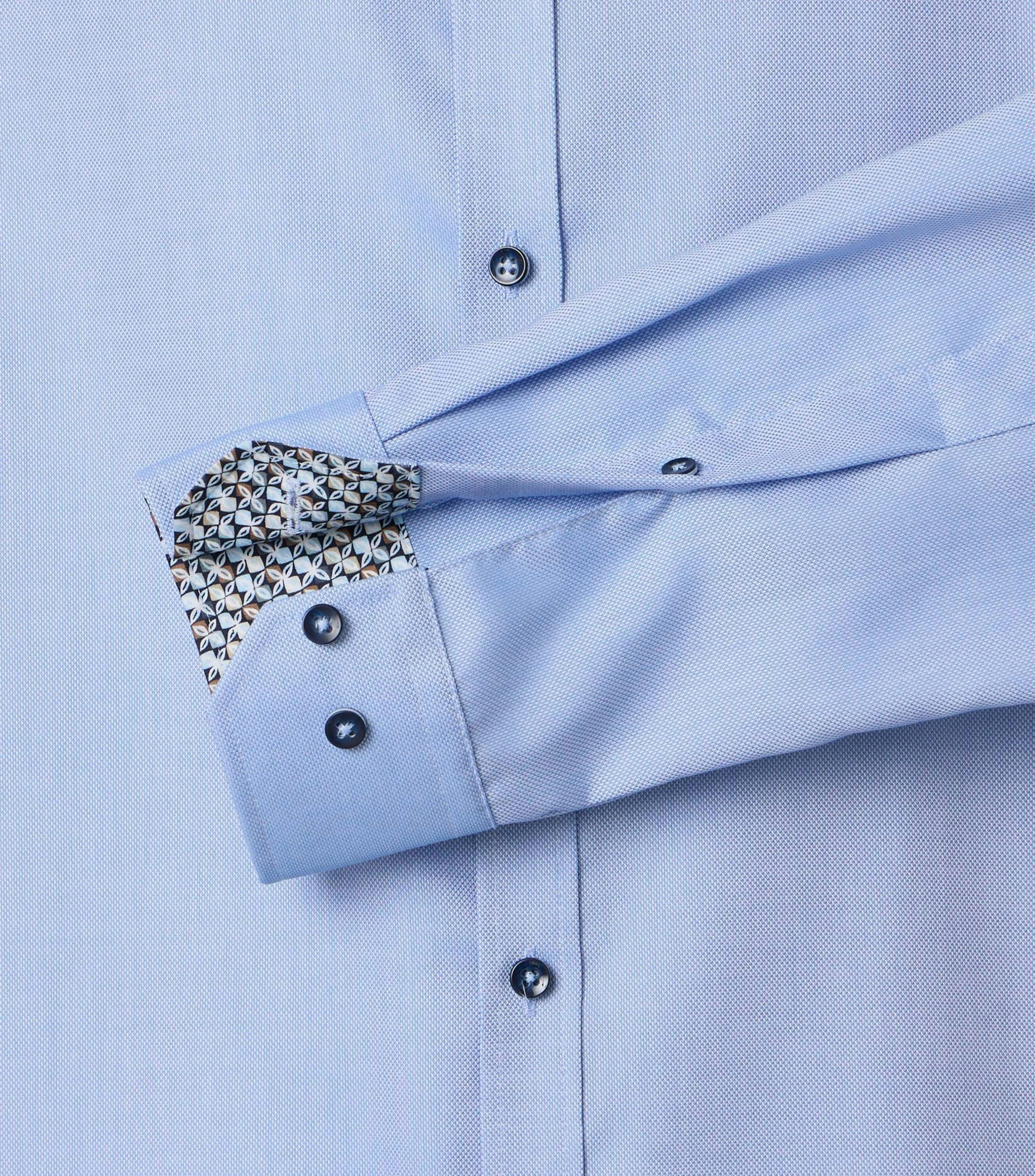 Ein Businesshemd im uni Muster in der Farbe Blau