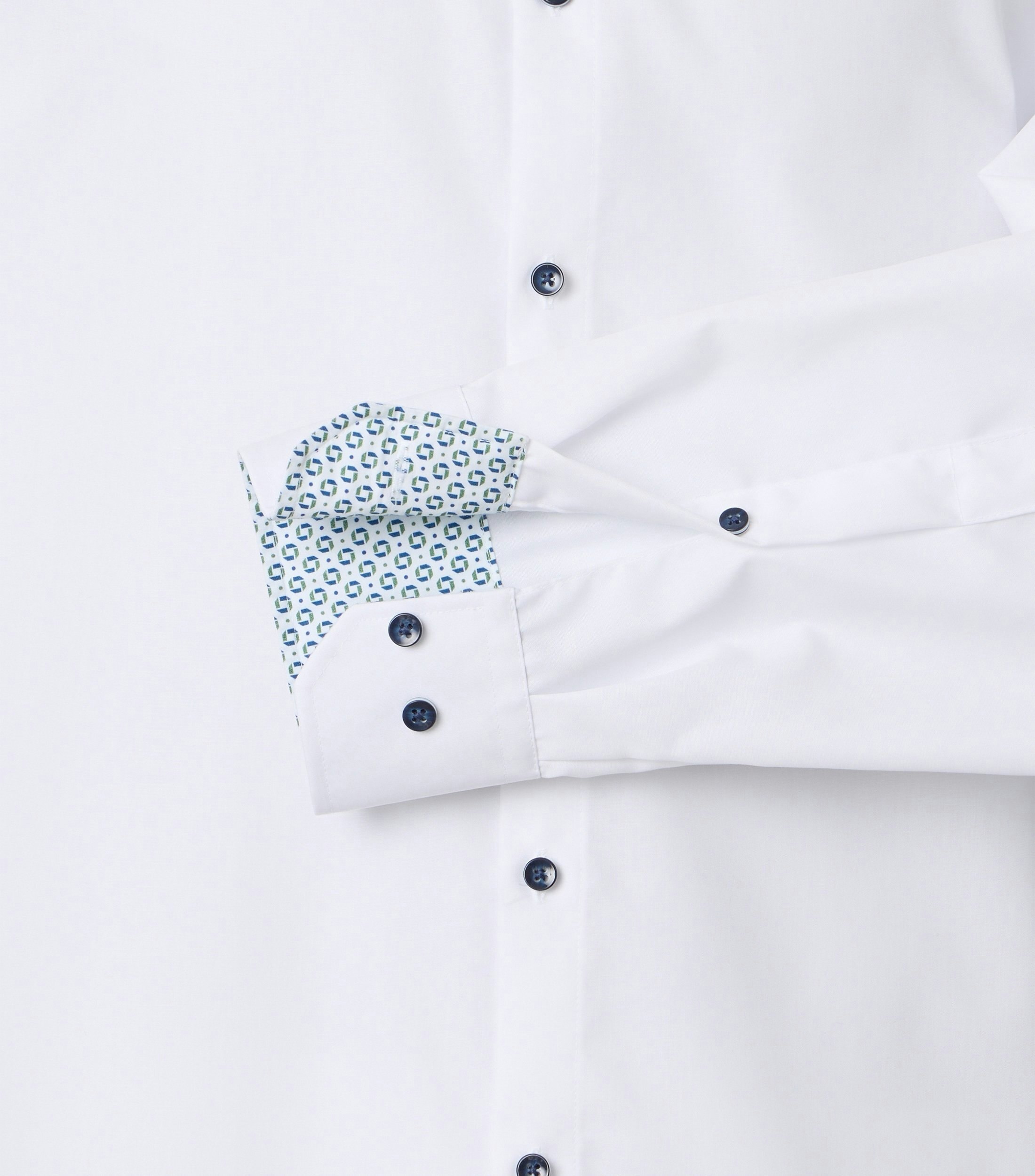 Ein Businesshemd im uni Muster in der Farbe Weiß