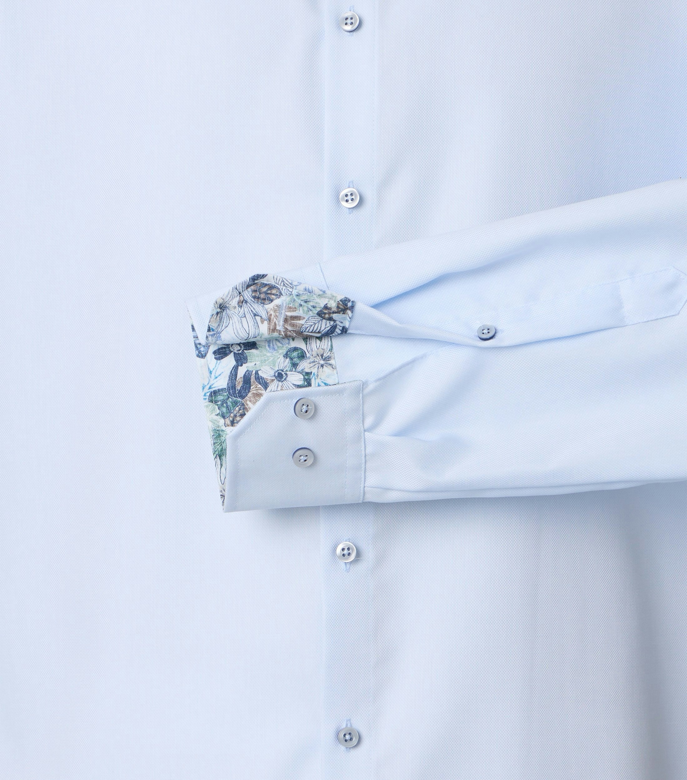 Ein Businesshemd im uni Muster in der Farbe Hellblau