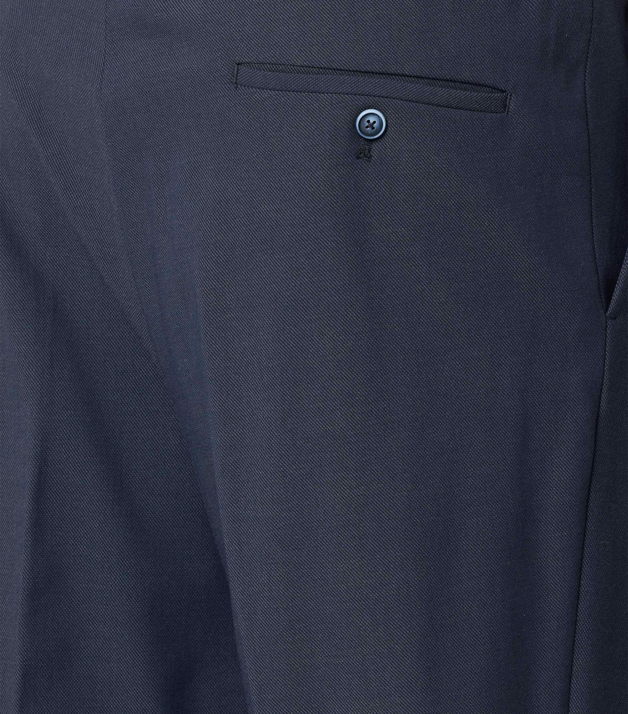 Eine Chino im uni Muster in der Farbe Blau