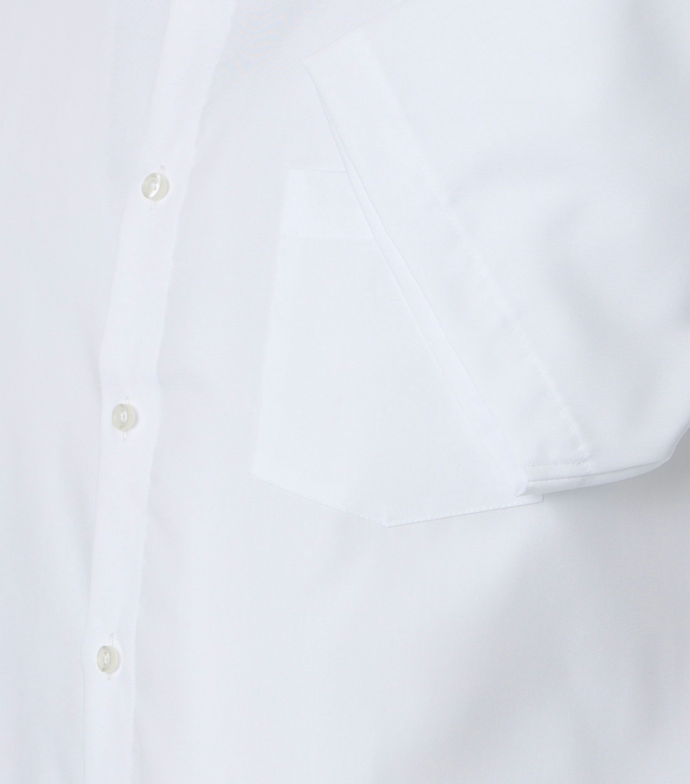 Ein Businesshemd im uni Muster in der Farbe Weiß