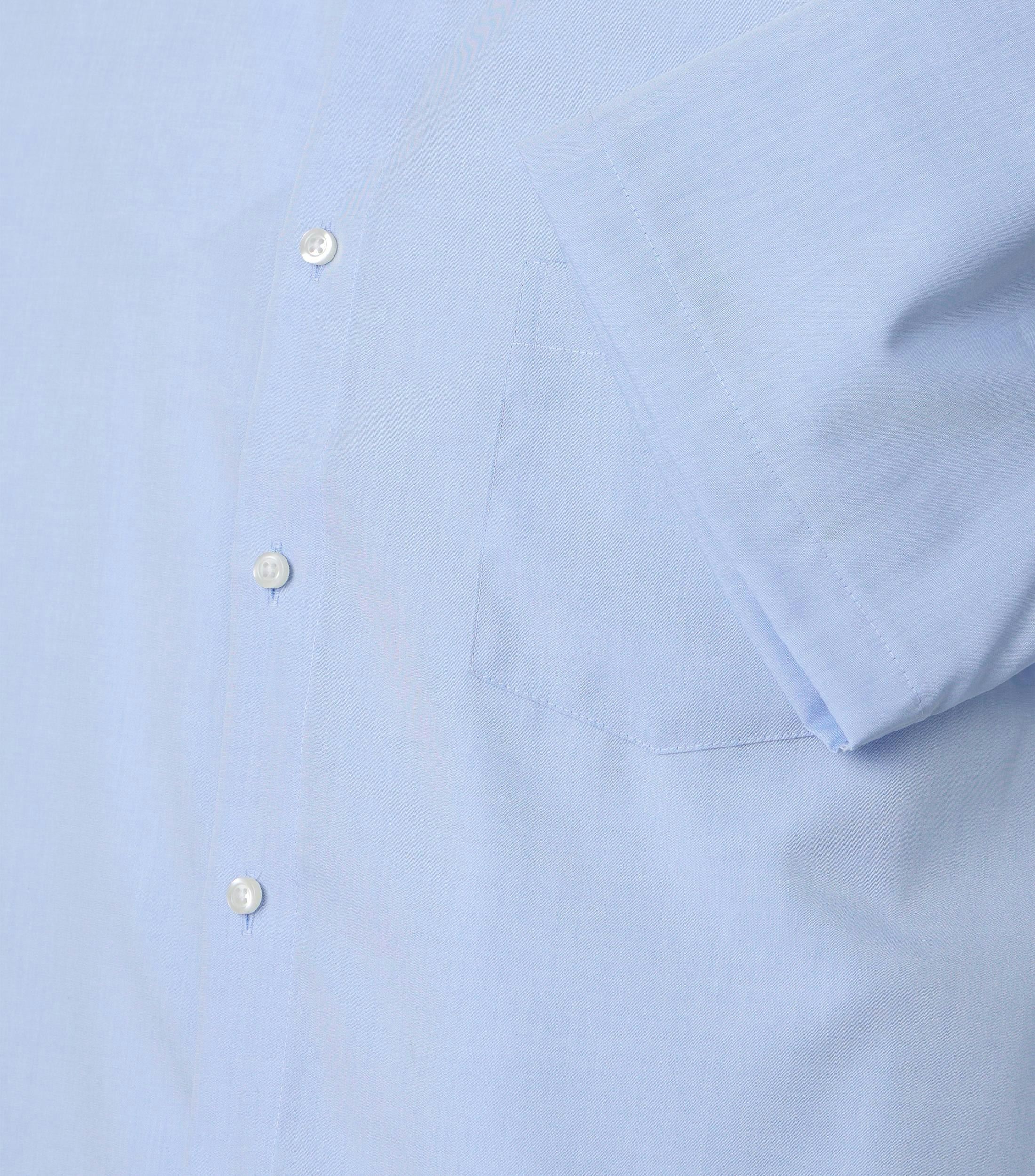 Ein Businesshemd im uni Muster in der Farbe Hellblau