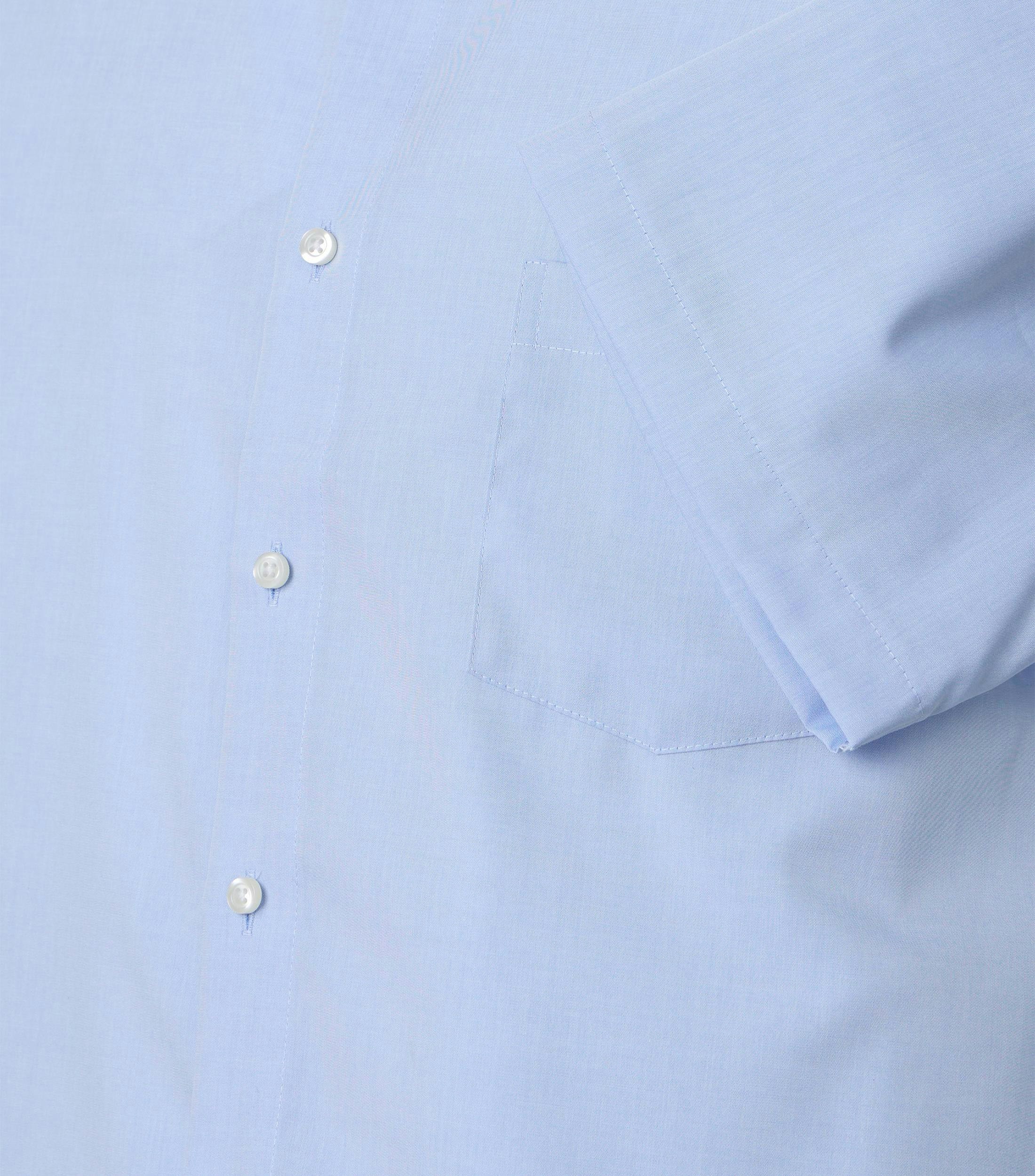 Ein Businesshemd im uni Muster in der Farbe Hellblau