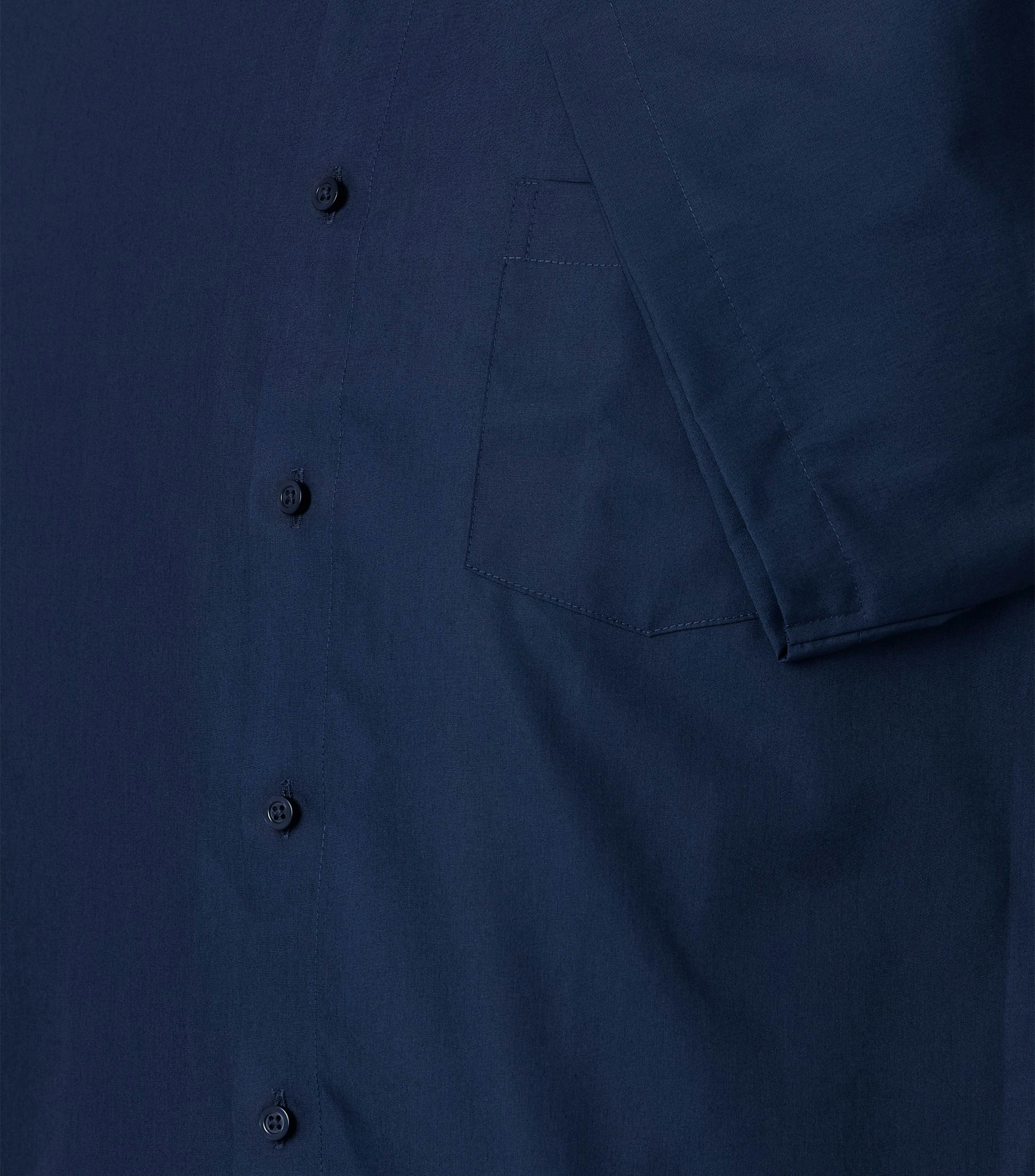 Ein Businesshemd im uni Muster in der Farbe Dunkelblau