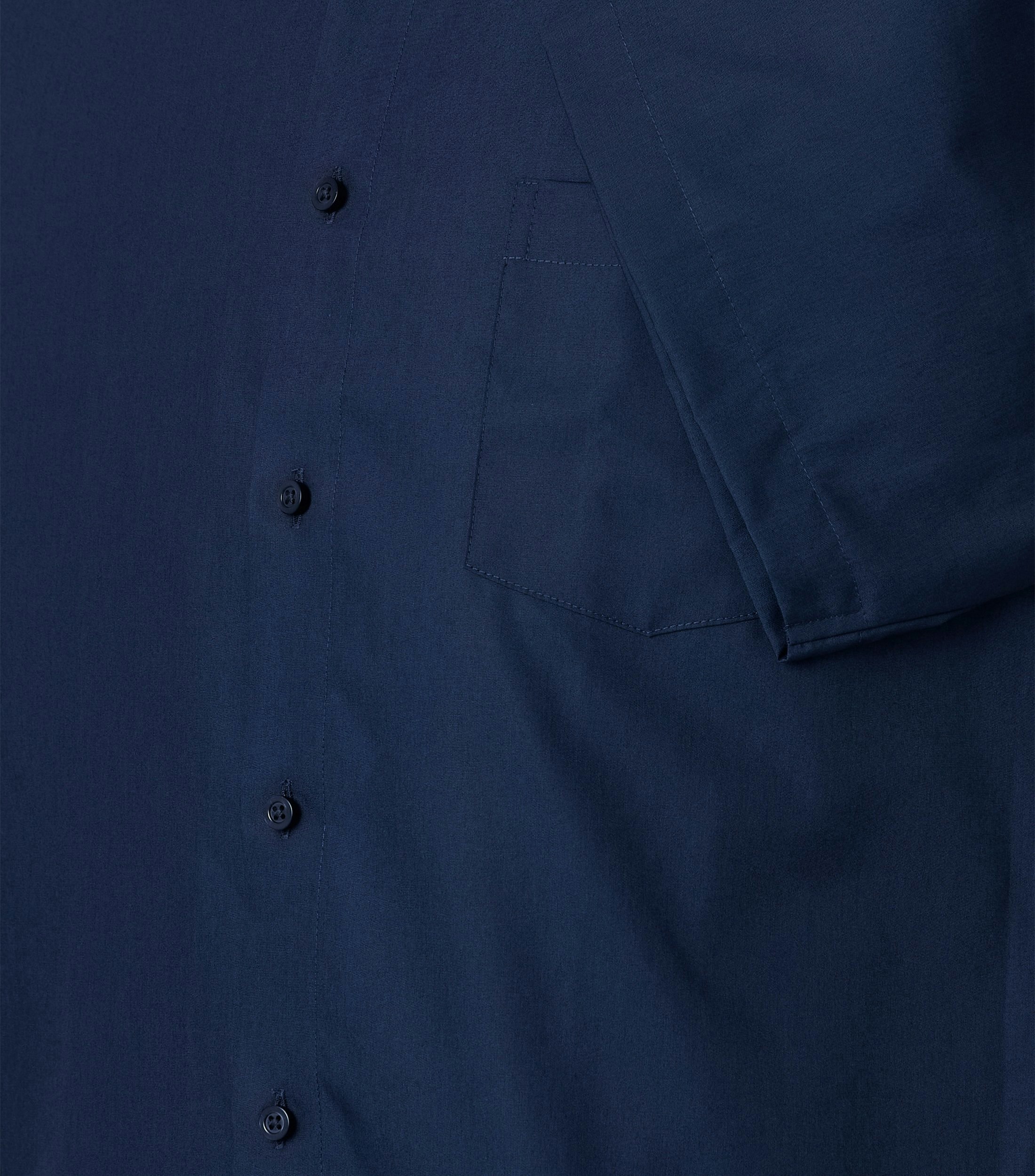 Ein Businesshemd im uni Muster in der Farbe Dunkelblau
