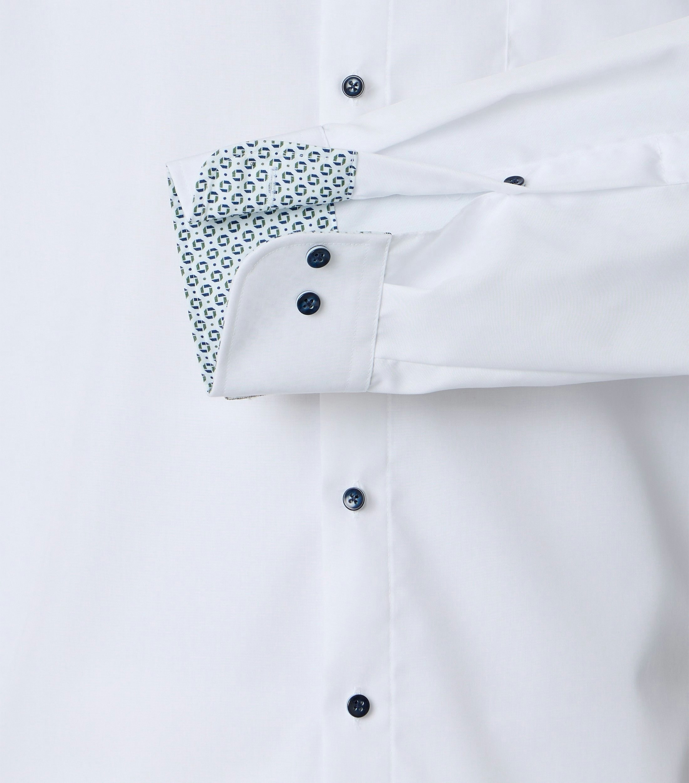 Ein Businesshemd im uni Muster in der Farbe Weiß