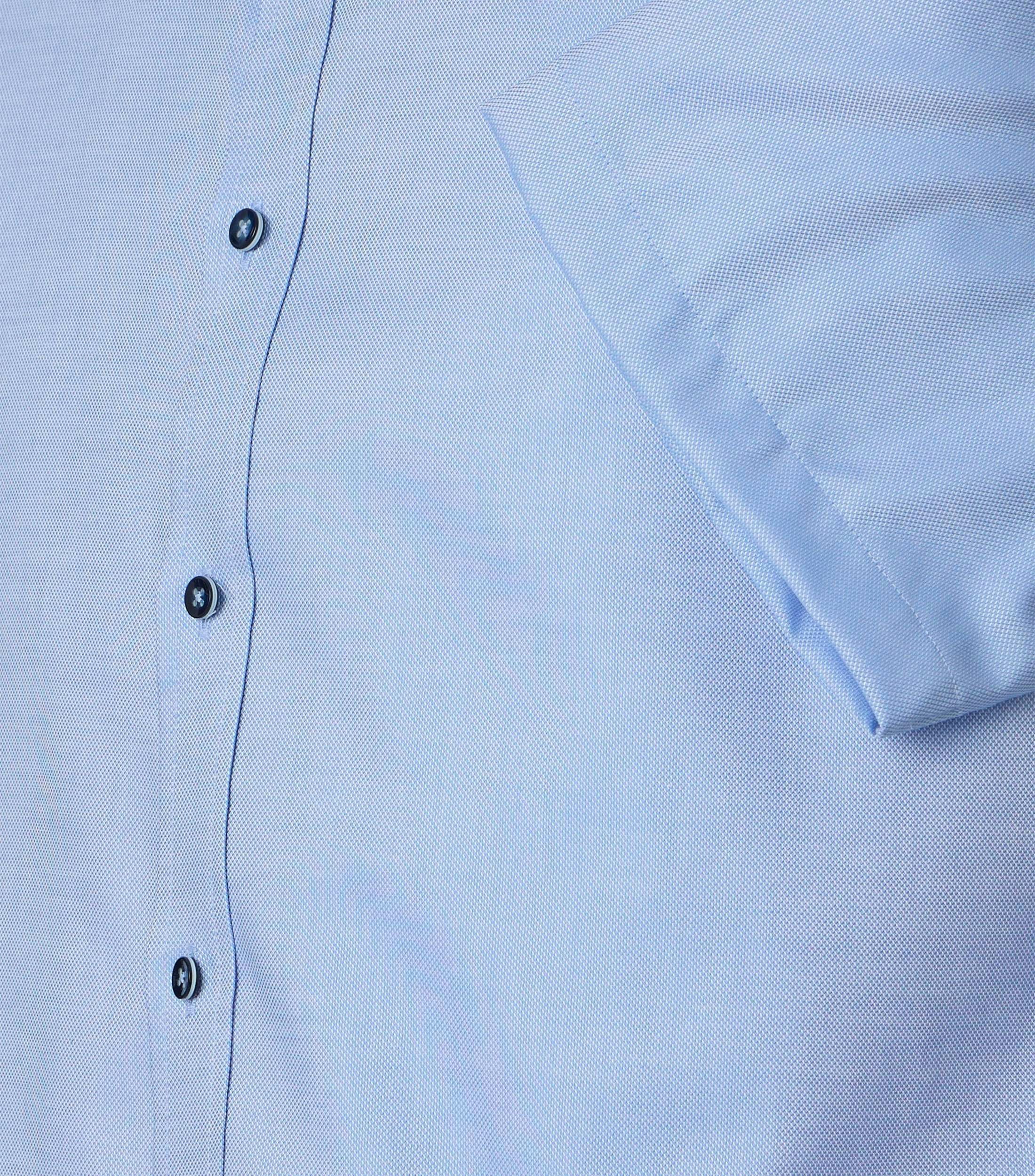 Ein Businesshemd im uni Muster in der Farbe Blau