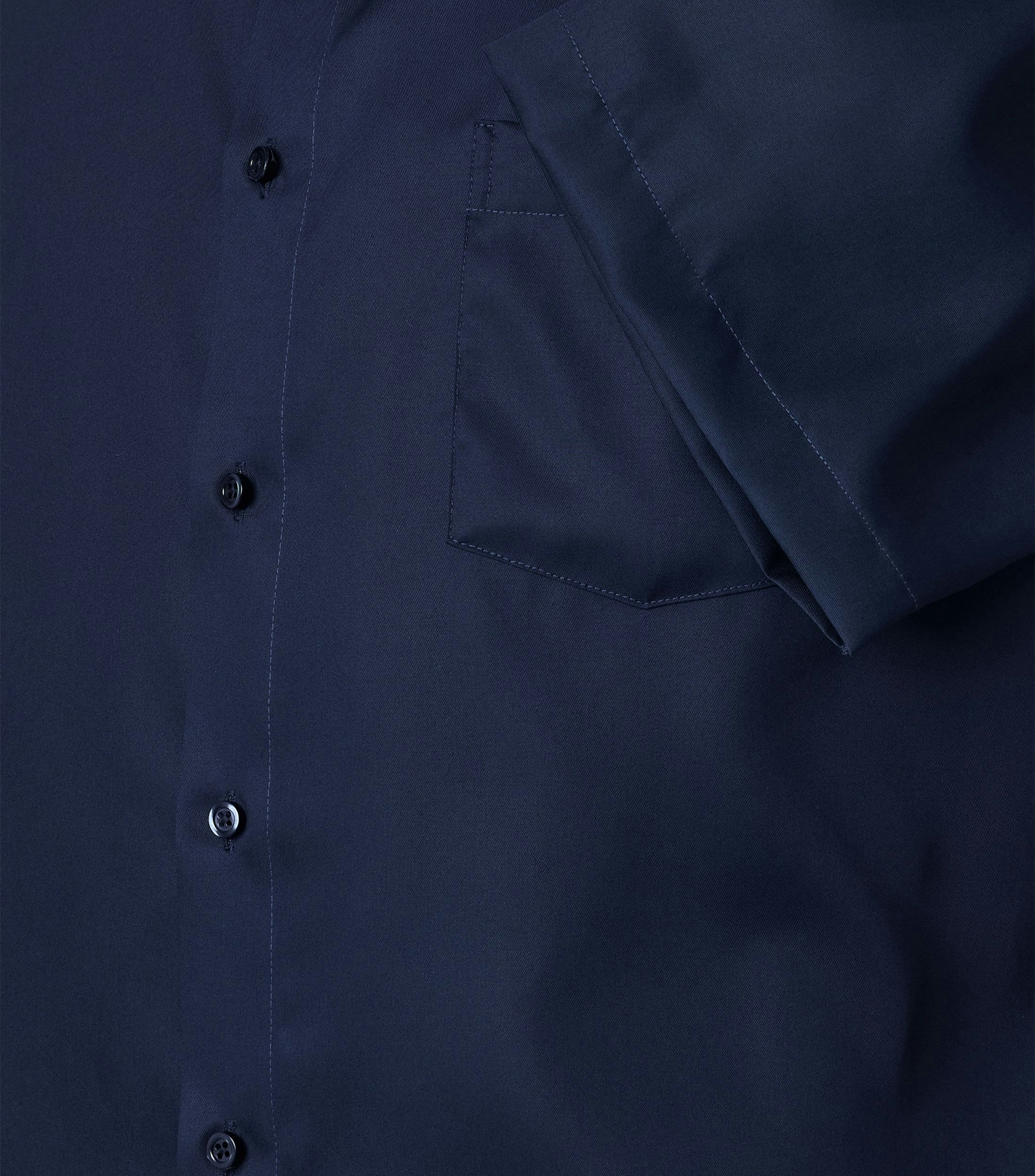 Ein Businesshemd im uni Muster in der Farbe Dunkelblau