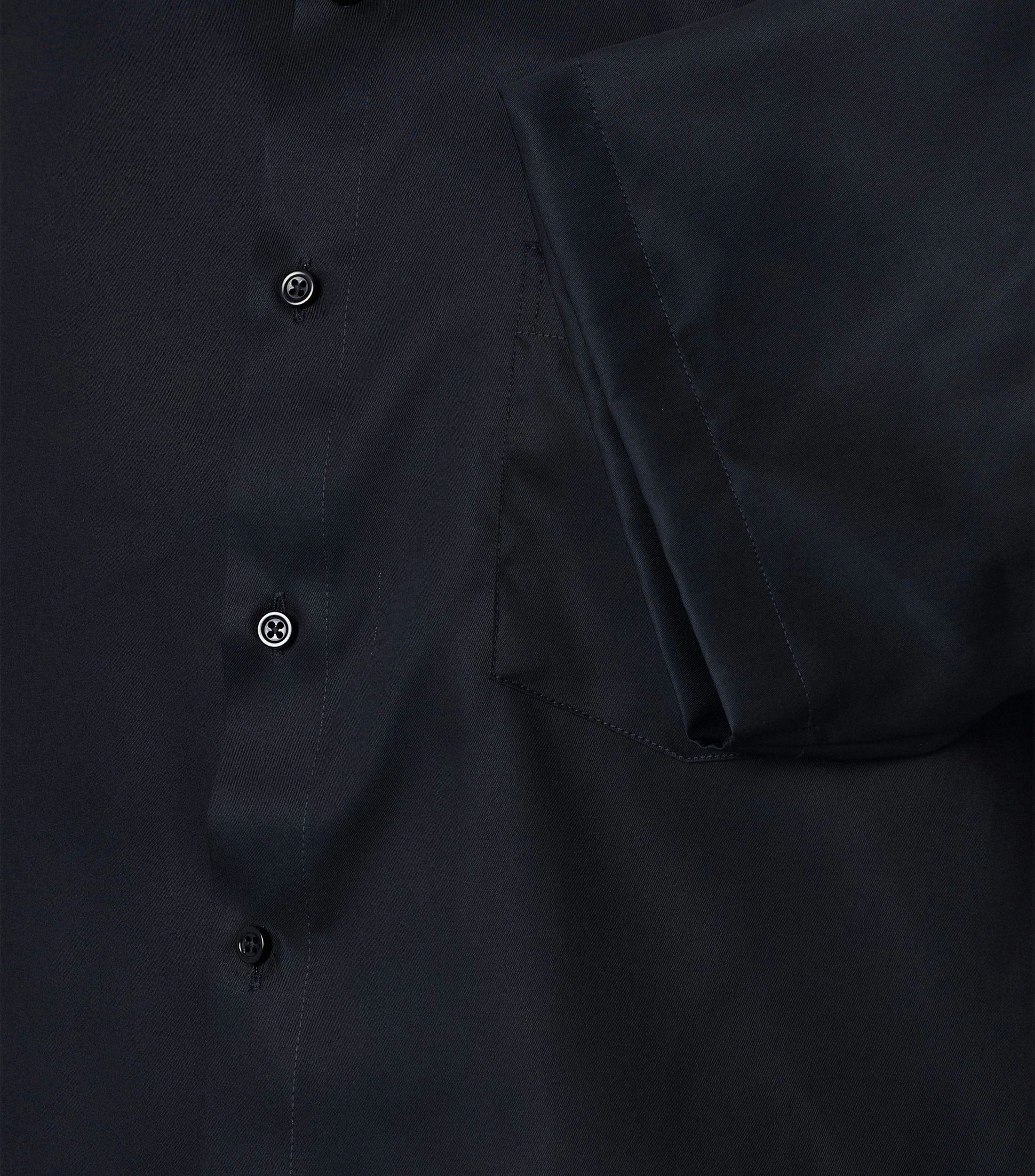 Ein Businesshemd im uni Muster in der Farbe Schwarz