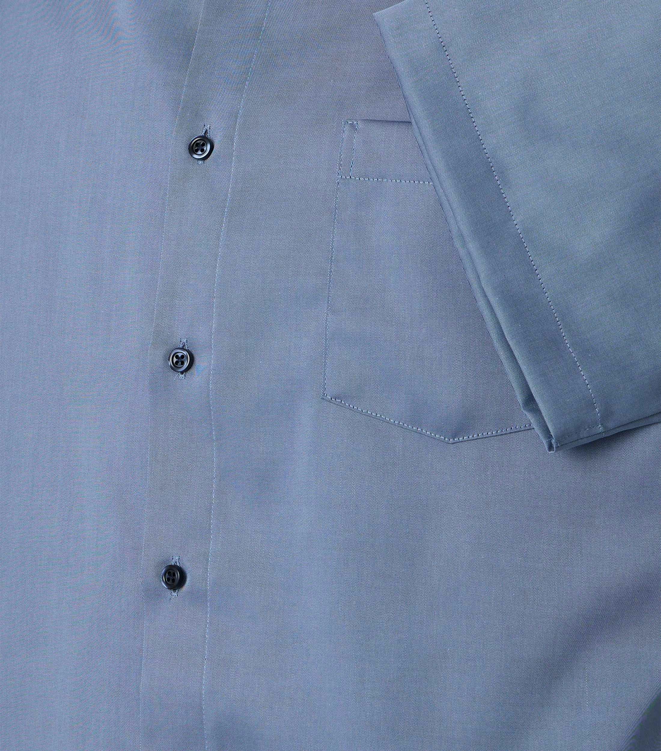 Ein Businesshemd im uni Muster in der Farbe Blau