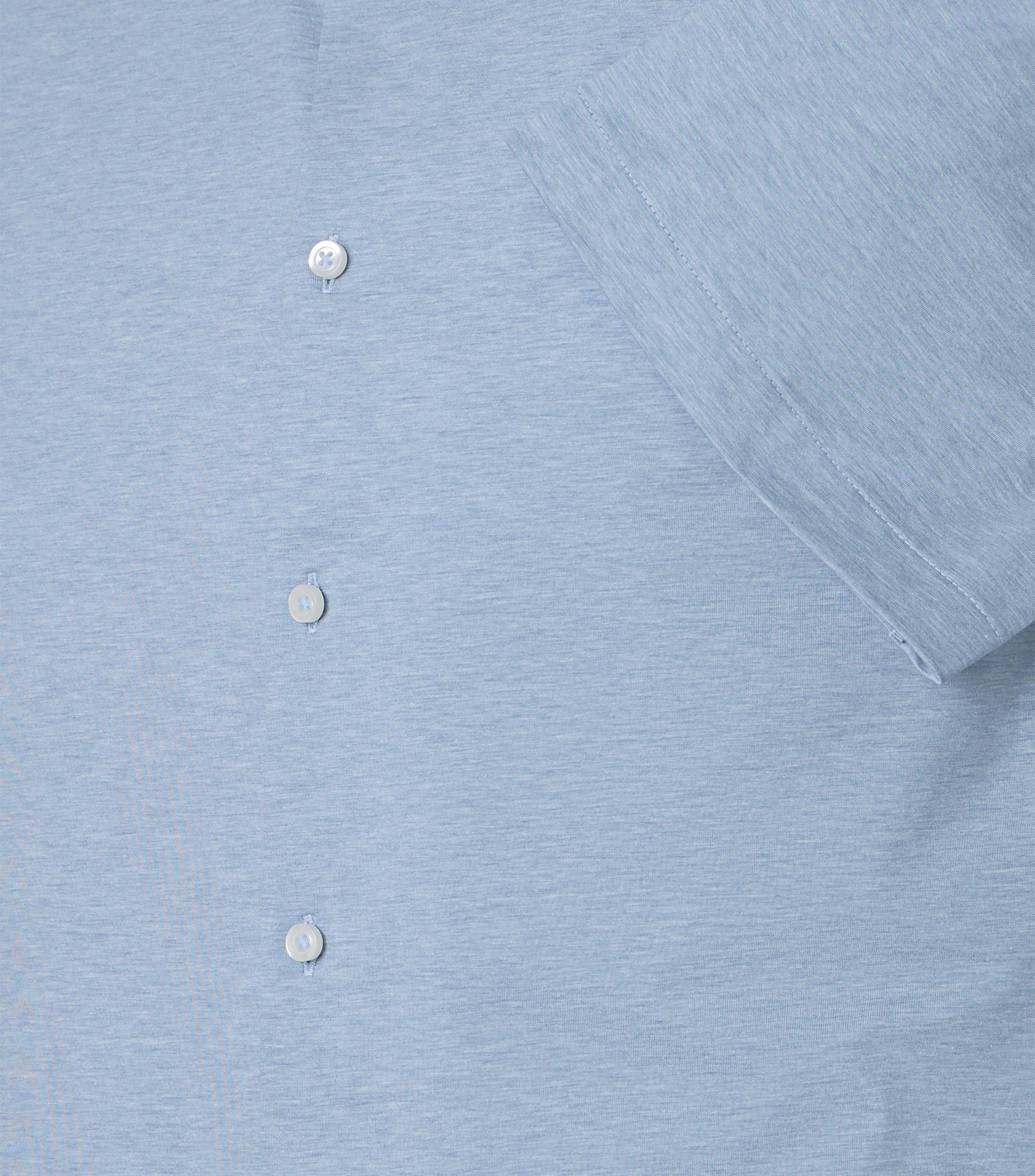 Ein Businesshemd im uni Muster in der Farbe Blau