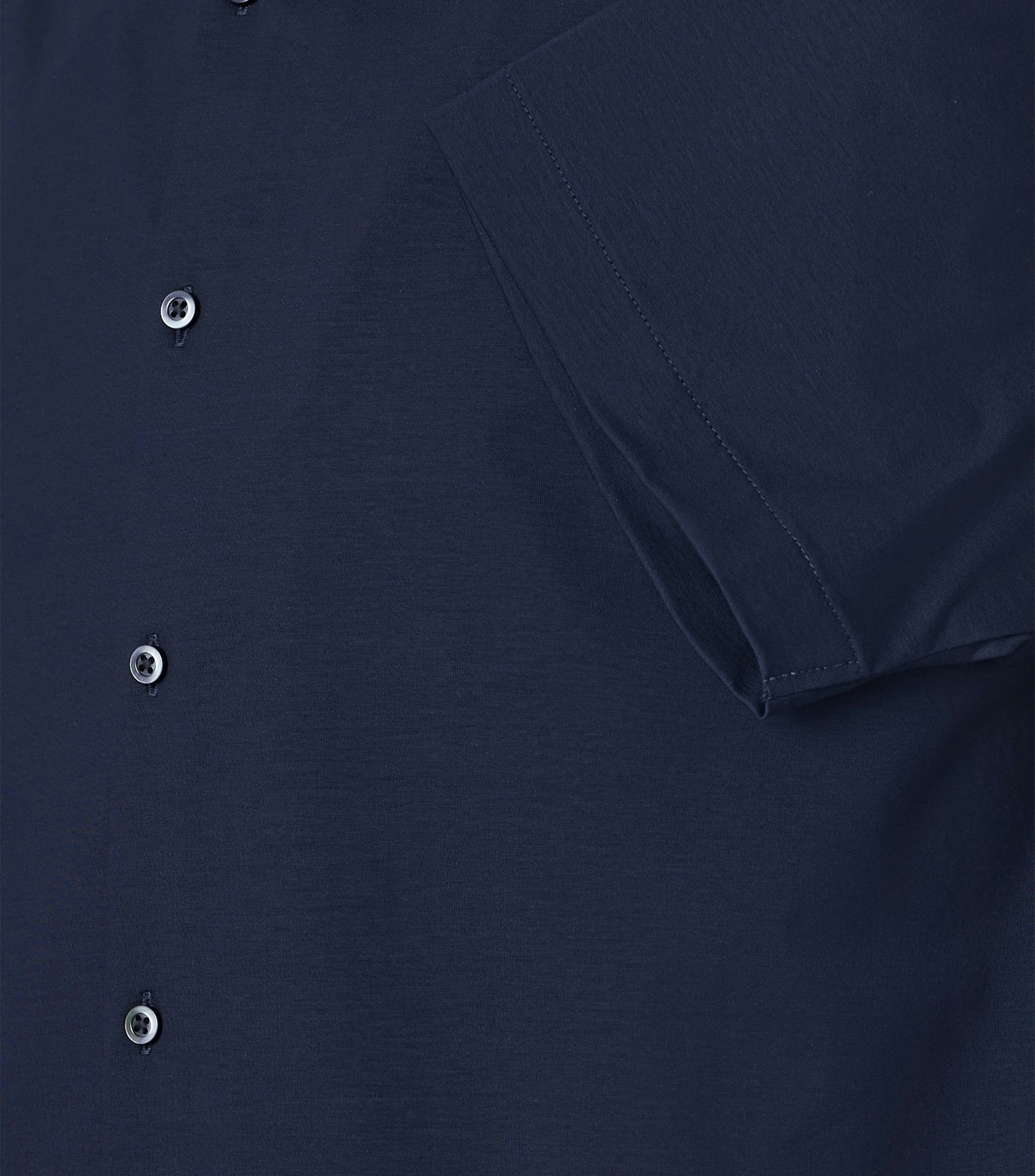 Ein Businesshemd im uni Muster in der Farbe Blau