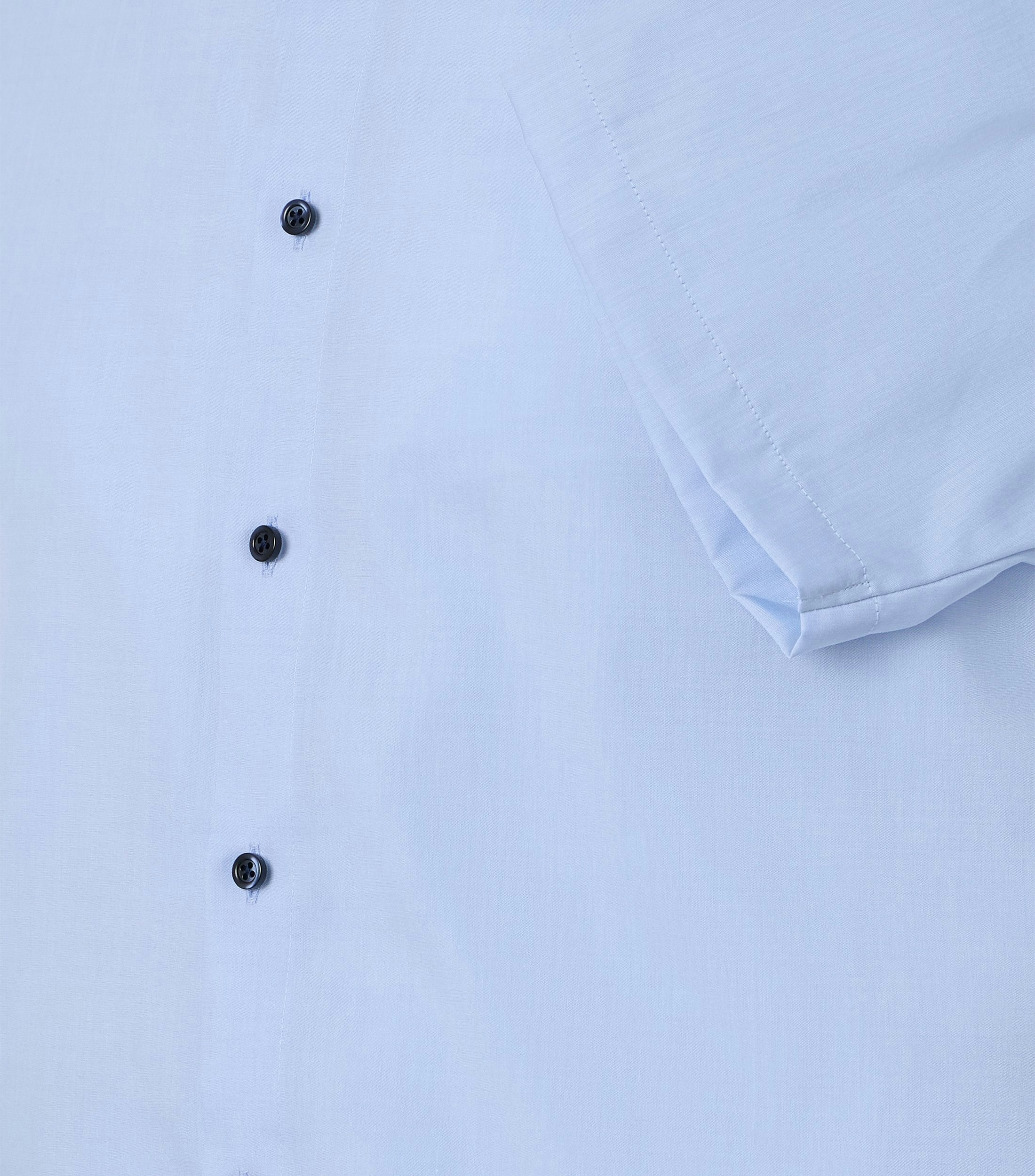 Ein Businesshemd im uni Muster in der Farbe Blau