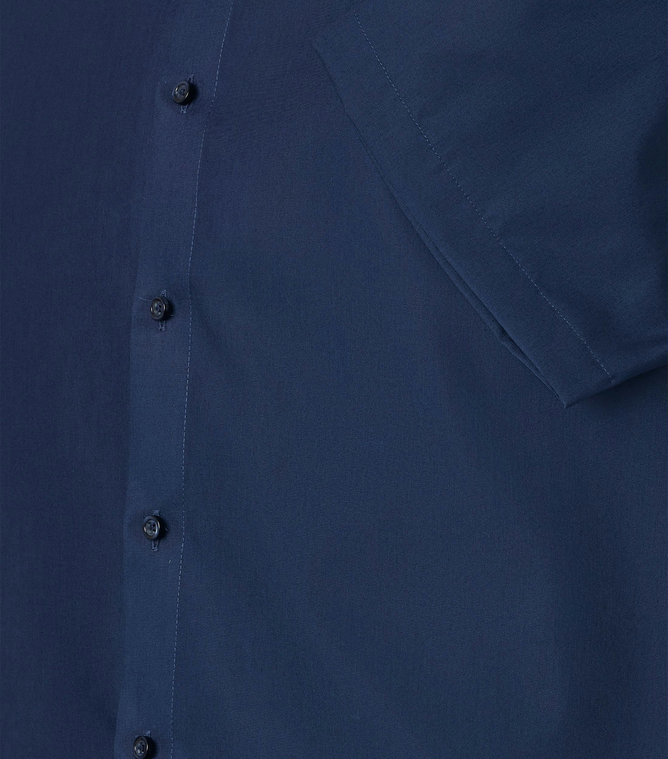 Ein Businesshemd im uni Muster in der Farbe Blau