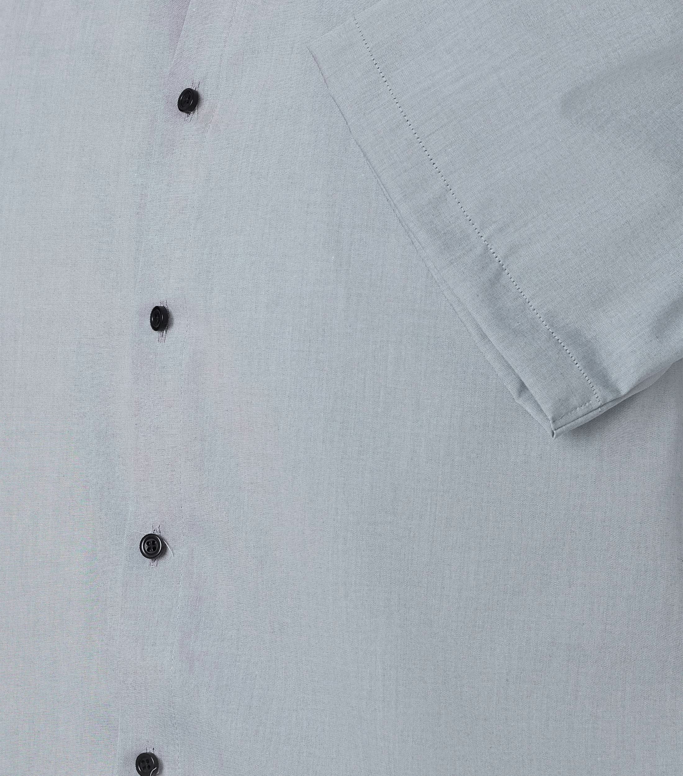 Ein Businesshemd im uni Muster in der Farbe Silber