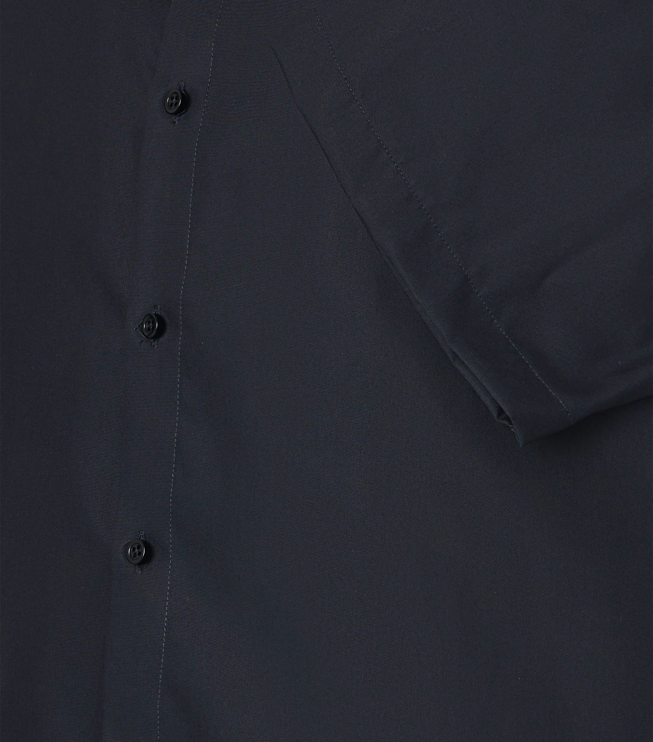 Ein Businesshemd im uni Muster in der Farbe Schwarz