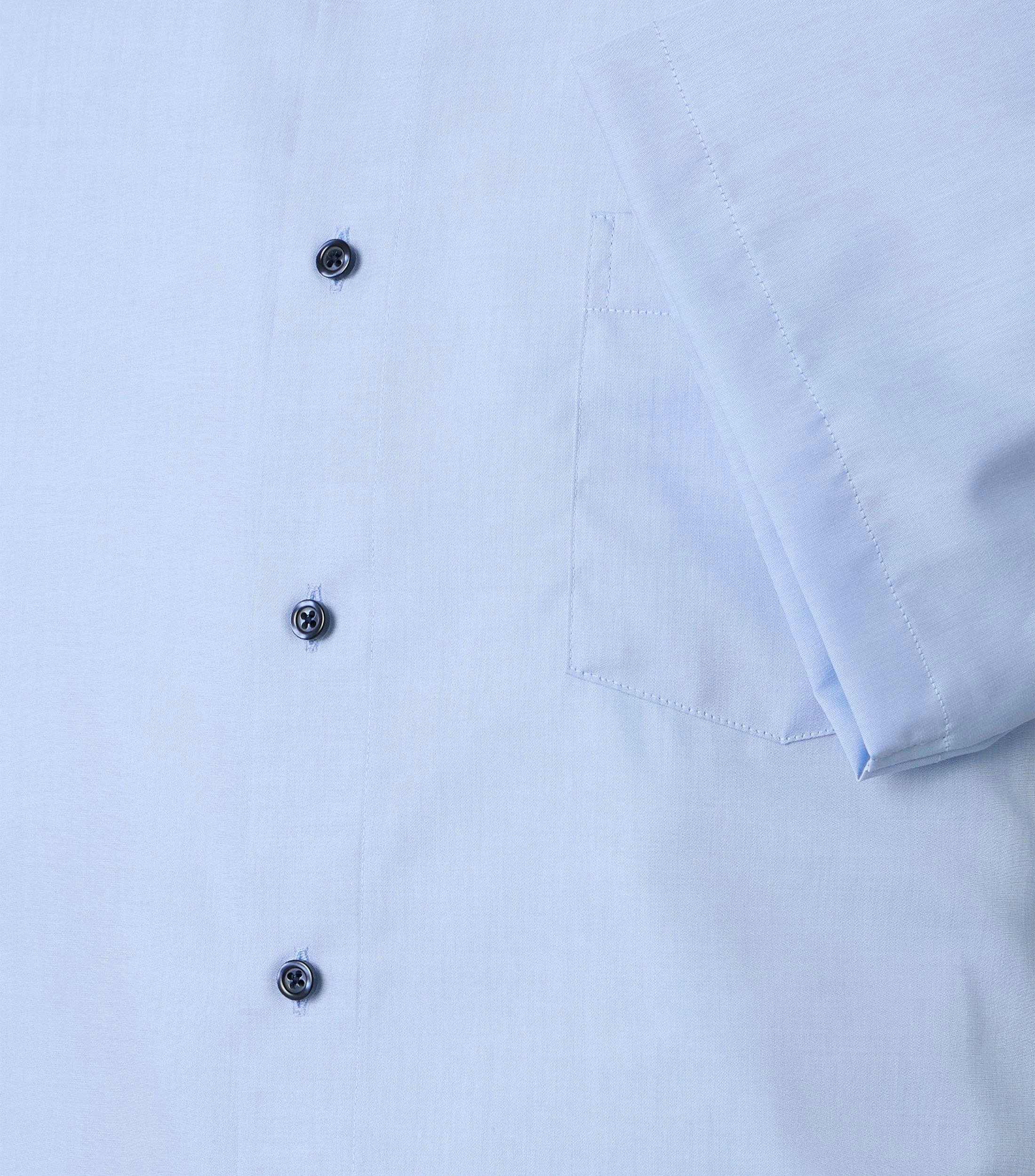 Ein Businesshemd im uni Muster in der Farbe Blau