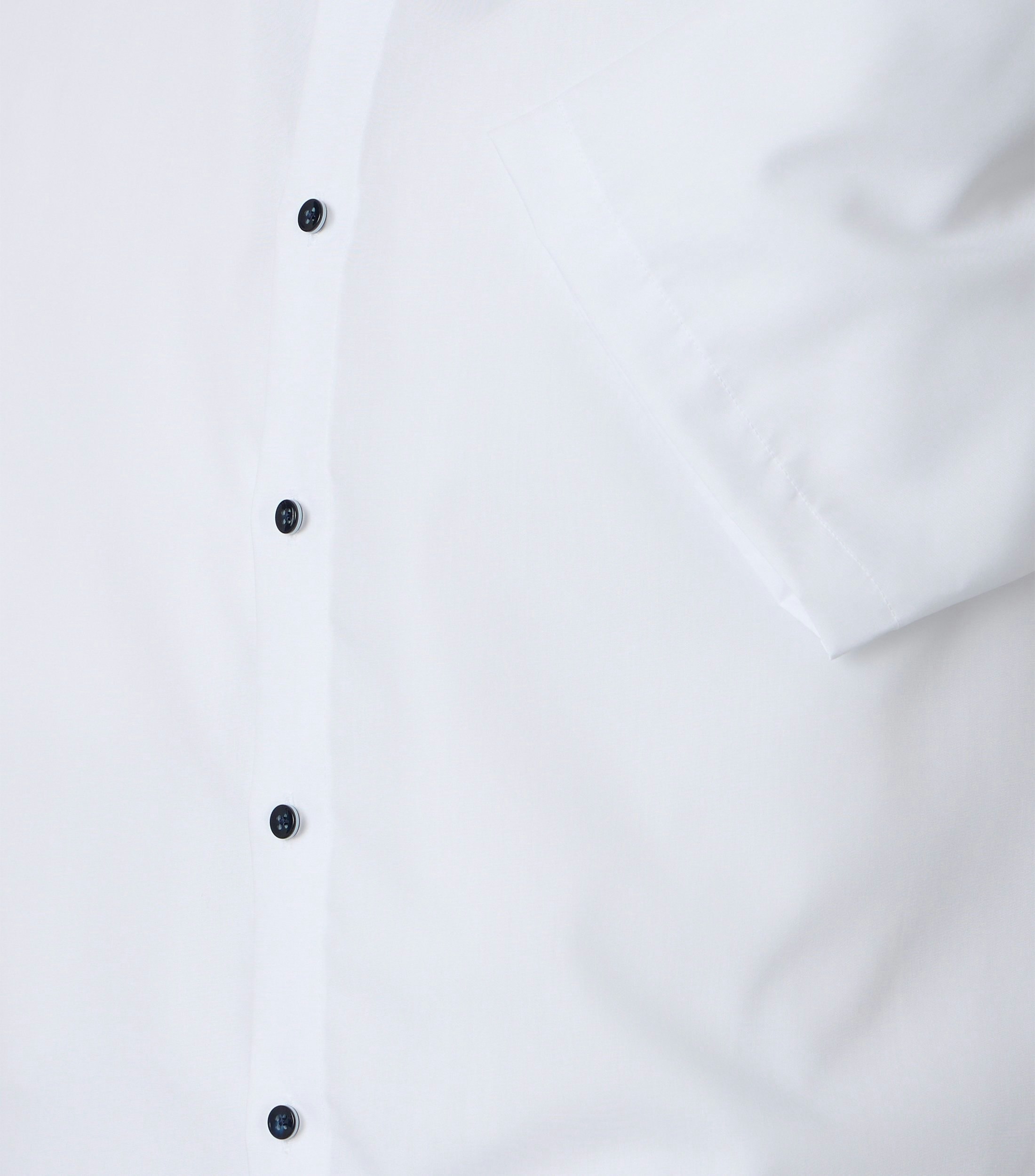 Ein Businesshemd im uni Muster in der Farbe Weiß