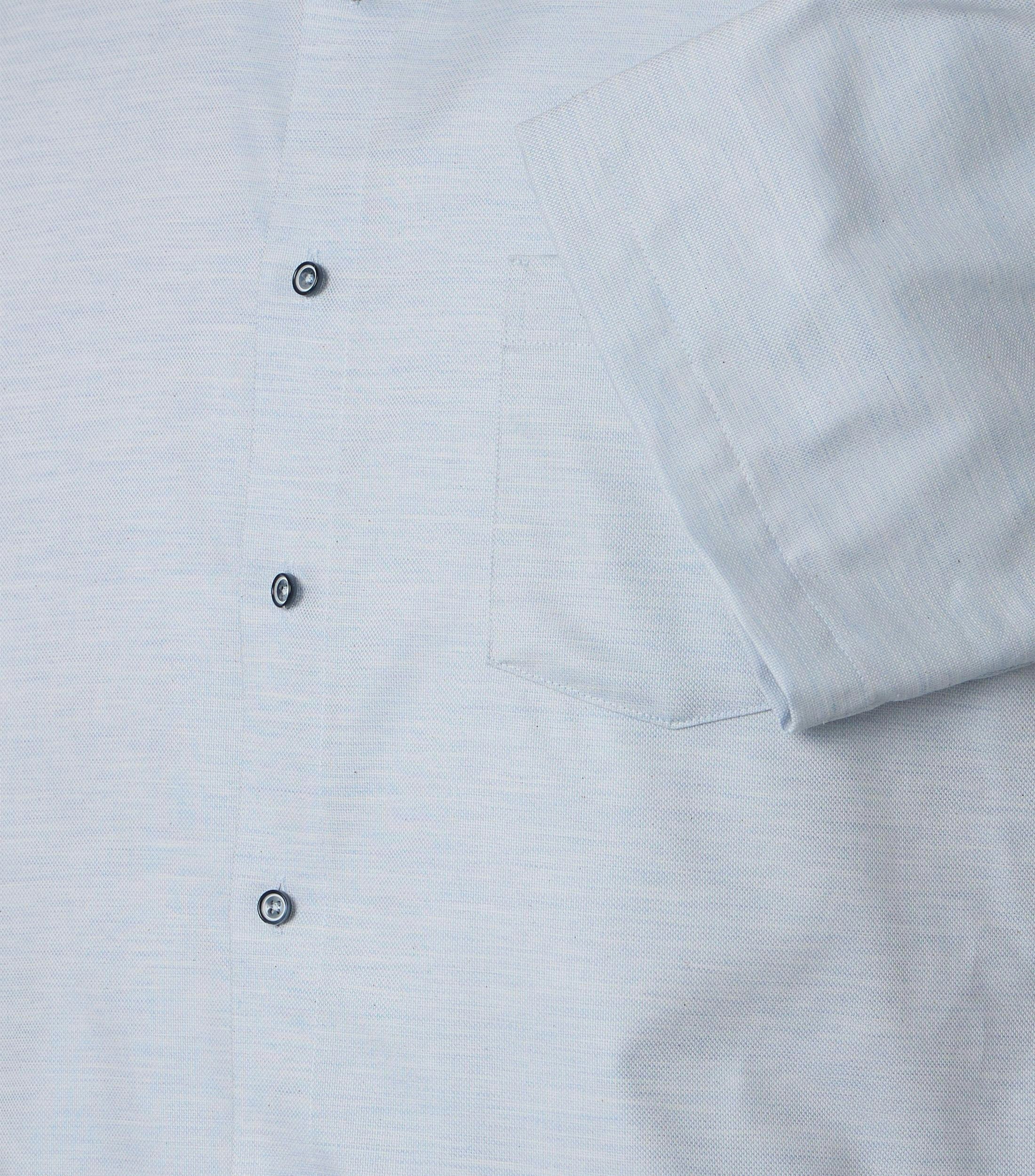 Ein Businesshemd im uni Muster in der Farbe Hellblau