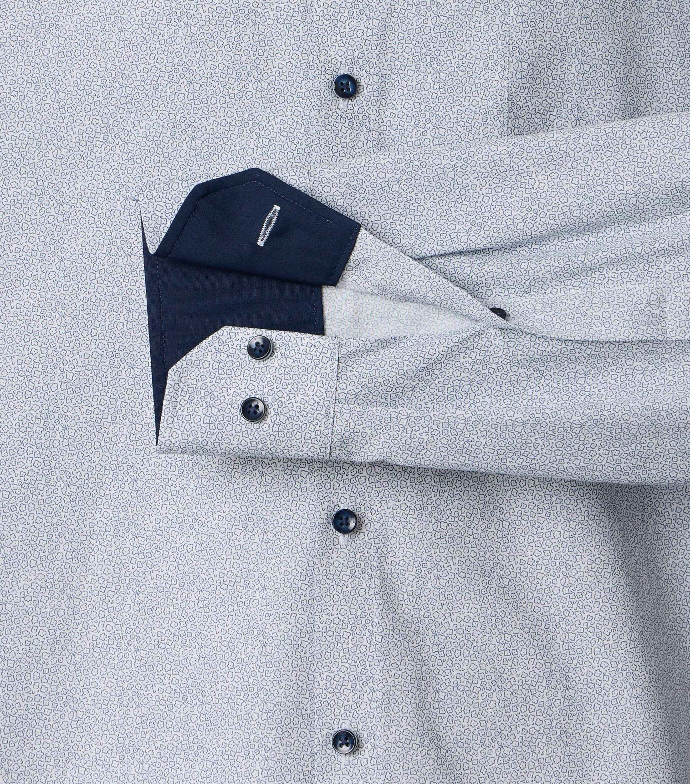 Ein Businesshemd im Print Muster in der Farbe Blau