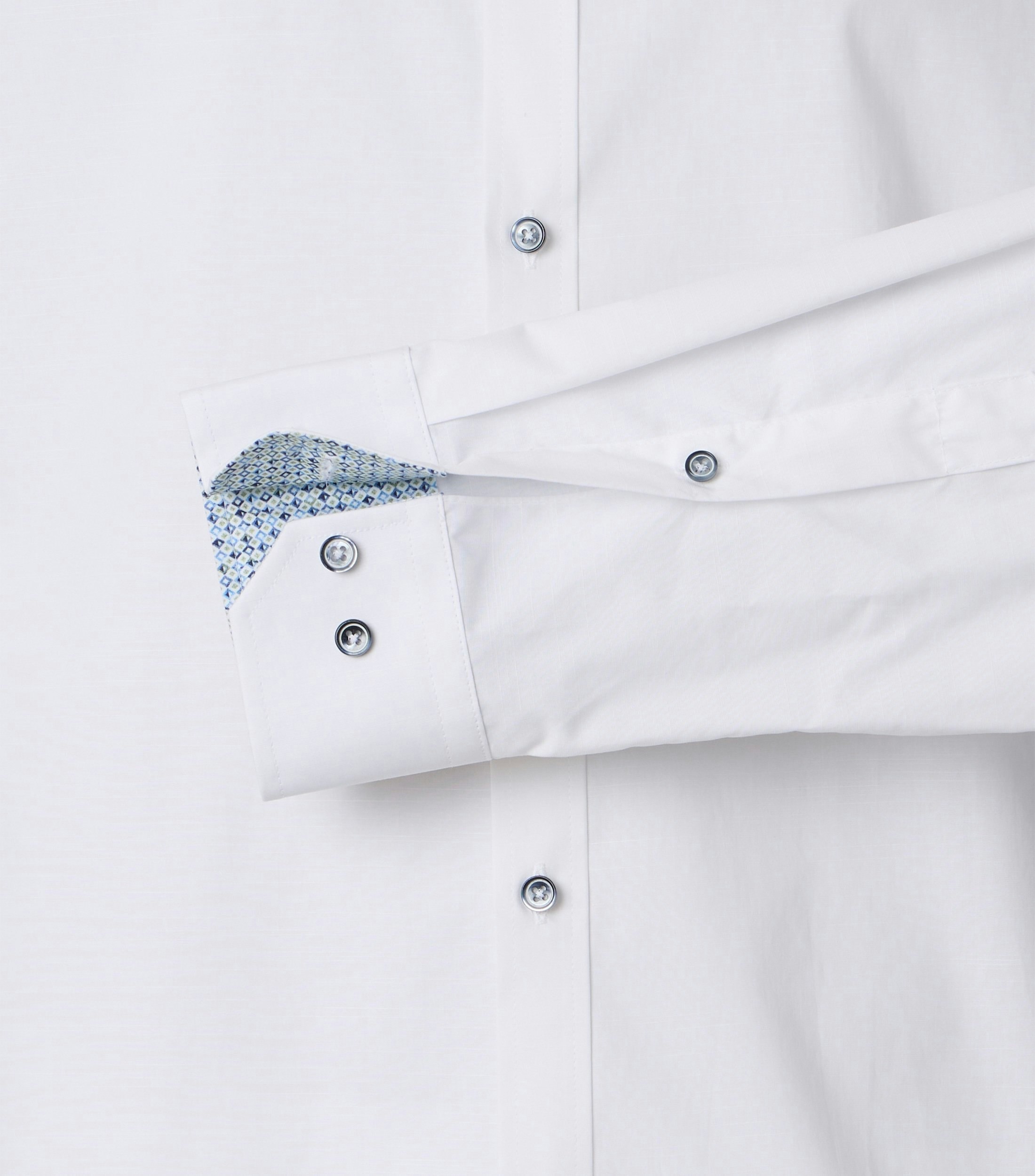 Ein Businesshemd im uni Muster in der Farbe Weiß